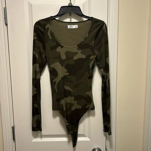 Hollister Longsleeve Green Camo Bodysuit size M